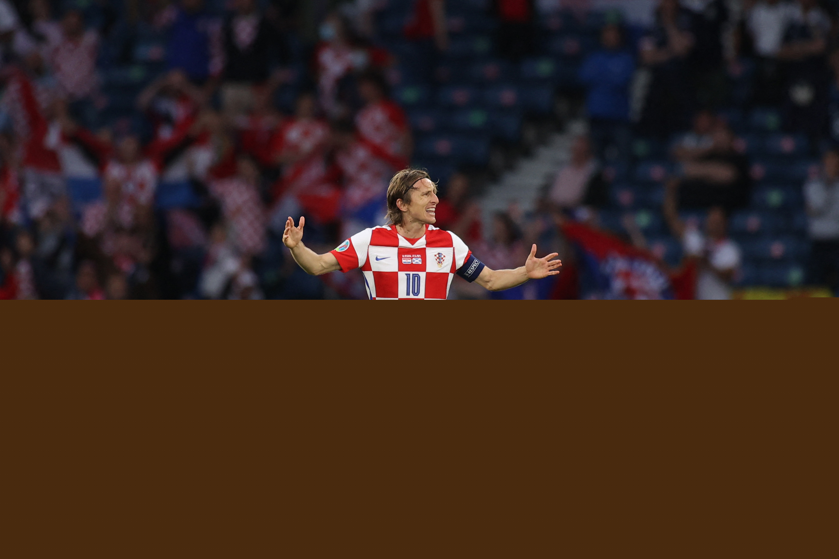 米体：因拉齐奥伤病过多，主席洛蒂托请来神父为球队祝福