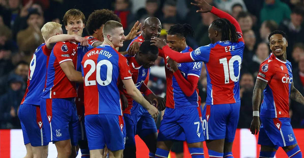 法兰克福客胜后球迷区突发火情，还有球迷从高处坠落后被送医